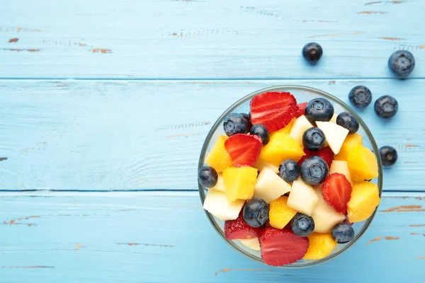 Sallad Med Färska Frukter Och Bär Blå Träbakgrund Med Kopieringsutrymme — Stockfoto