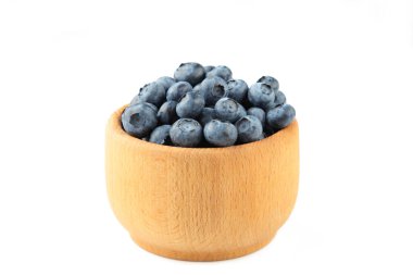 Beyaz arka planda izole edilmiş ahşap kasede taze yaban mersini. Üst görünüm