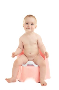 Beyaz arka planda izole edilmiş lazımlıkta gülümseyen bebek. Üst görünüm