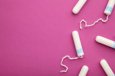Pembe arka planda regl tamponu. Kadınlar için pamuk tampon. Üst görünüm