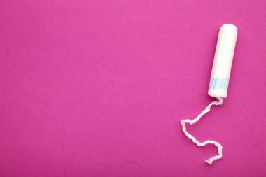 Pembe arka planda regl tamponu. Kadınlar için pamuk tampon. Üst görünüm