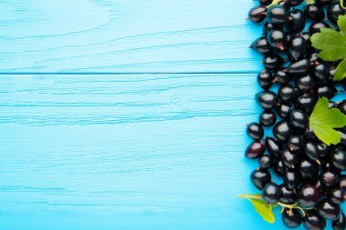 Fotokopi uzayı olan mavi arkaplan üzümü. Üst görünüm