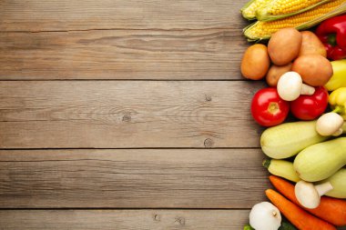 Sağlıklı beslenme geçmişi. Eski ahşap masadaki farklı sebzelerin stüdyo fotoğrafları. Üst görünüm
