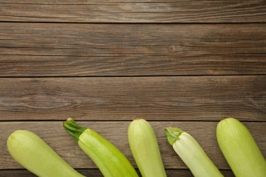 Gri ahşap masada taze organik kabak. Kopyalama alanı olan taze kabak