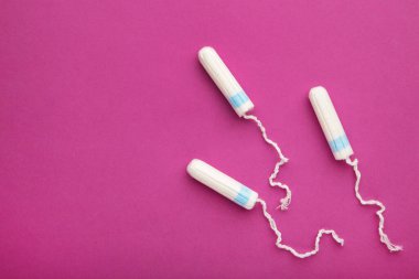 Pembe arka planda regl tamponu. Kadınlar için pamuk tampon. Üst görünüm