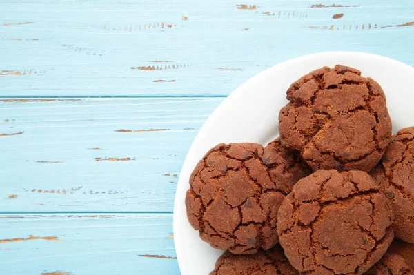 Chocolate Chip Cookies Plate Blue Wooden Background Top View — Stock Photo, Image