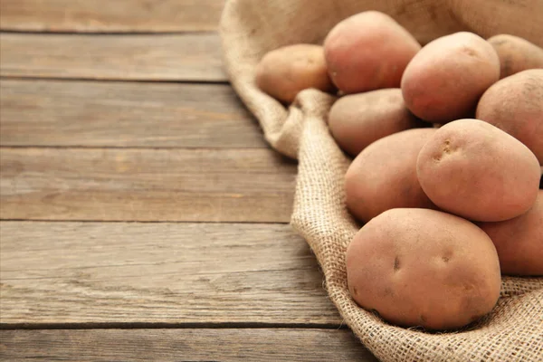 Oogst Aardappelen Jute Zak Rustieke Achtergrond Met Kopieerruimte — Stockfoto