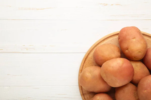 Mand Met Verse Smakelijke Nieuwe Aardappelen Witte Achtergrond Bovenaanzicht — Stockfoto