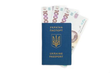 Ukrayna pasaportu ve parası. Bir Ukrayna vatandaşının biyometrik pasaportu ve 1000 banknot. Üst görünüm