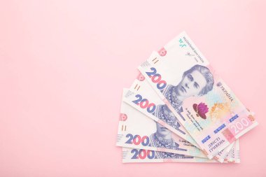 Banknotlar pembe arka planda Ukrayna 200 Hryvnia. Kopya alanı olan Ukrayna parası. Üst görünüm