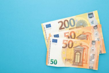 Mavi arka planda Avro banknotları. Mesaj için yer. Üst görünüm