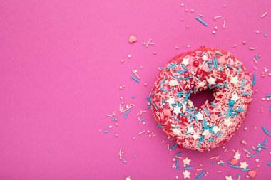 Pembe arka planda kremalı çörek. Tatlı çörekler. Üst görünüm.