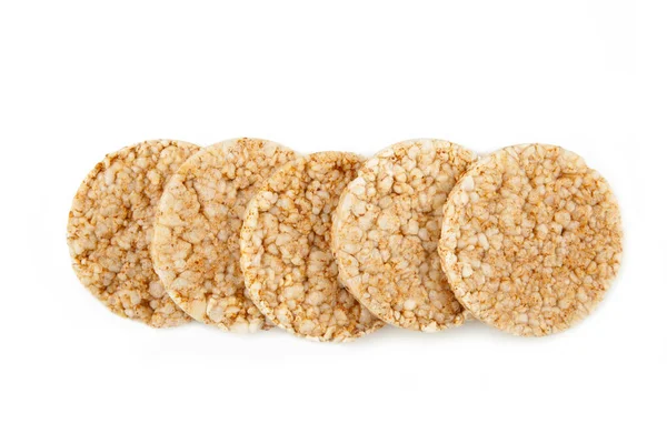 Beyaz arka planda izole edilmiş, havadar, gevrek karabuğday gevreği yığını. Üst görünüm