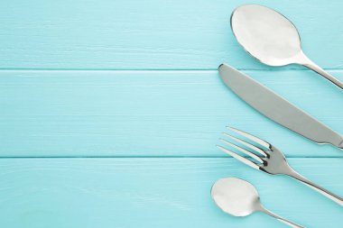 Çatal, kaşık ve bıçaklı masa takımı. Yukarıdan vurulmuş. Üst görünüm