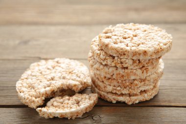 Gri ahşap arka planda bir yığın diyet, havadar, gevrek karabuğday gevreği. Üst görünüm