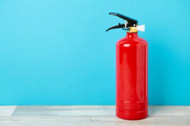 Kesme yolu olan mavi bir arka planda yangın söndürücü. Üst görünüm.