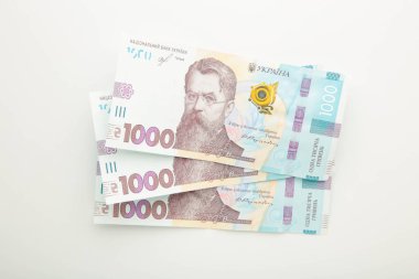 Beyaz arka planda Ukrayna 'nın 1000 yeni banknotu. Tasarruf ve para dışında. Ukrayna parası. Üst görünüm