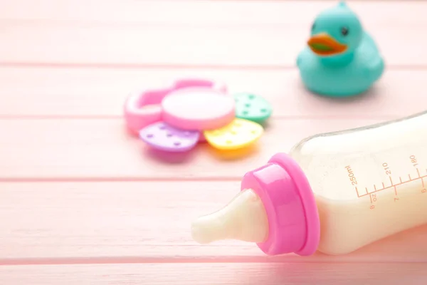 Pembe Arka Planda Oyuncakları Olan Bebek Sütü Üst Görünüm — Stok fotoğraf