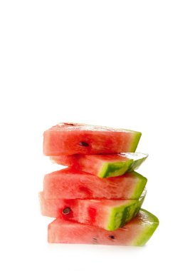 Beyaz arka planda izole edilmiş karpuz dilimleri, üst görünüm.