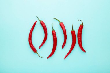 Mavi arka planda kırmızı kırmızı kırmızı biber. Üst görünüm