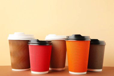 Bej arka planda birçok farklı kahve fincanı var. Sıcak içecekler.