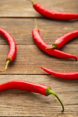 Eski ahşap masada kırmızı acı biber. Üst görünüm