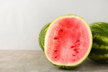 Gri arka planda yarım karpuz. Üst görünüm