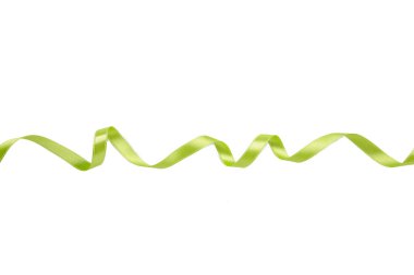 Kırpma yolu olan beyaz arkaplanda yeşil kurdele. Üst görünüm