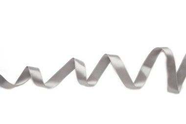 Beyaz arka planda parlak gümüş saten kurdele. Üst görünüm