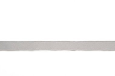 Beyaz arka planda parlak gümüş saten kurdele. Üst görünüm