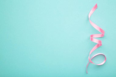 Mavi arka planda pembe kurdele, tasarım elemanı. Üst görünüm