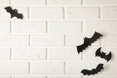 Beyaz arka planda uçan siyah yarasalar, Cadılar Bayramı dekorasyon konsepti.