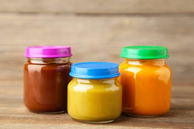 Gri arka planda bebek püresi kavanozları. Üst görünüm