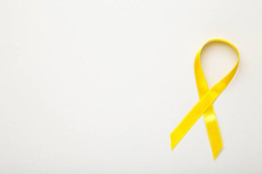 Gri arka planda sarı farkındalık şeridi. Üst görünüm