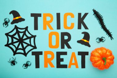 Mavi pastel arka planda cadılar bayramı dekorasyonu ile oyun ya da tedavi arka planı. Cadılar Bayramı konsepti Üst görünüm