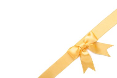 Güzel altın kurdele ve yay beyaz arka planda izole edilmiş. Üst görünüm.