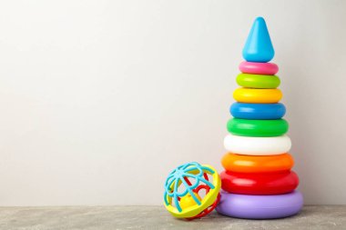 Gri arka planda bebek için oyuncak koleksiyonu. Üst görünüm