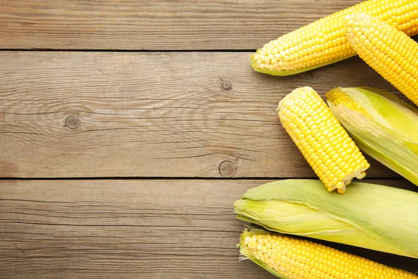 Fresh Corn Cobs Rustic Wooden Table Closeup Top View — Stock Photo, Image