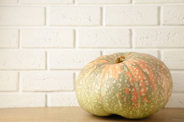 Fotokopi alanı beyaz arkaplanda taze balkabağı. Üst görünüm