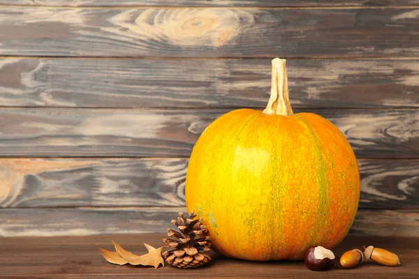 Herbstkürbisse Mit Herbsternte Auf Braunem Holzgrund Ansicht Von Oben — Stockfoto