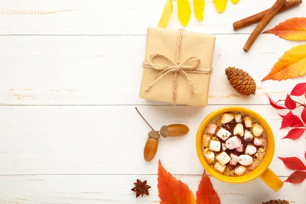 热巧克力和秋天的叶子对灰色季节的放松概念 顶部视图 — 图库照片