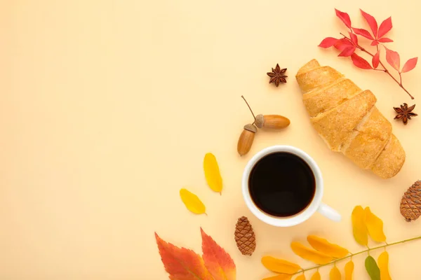 Kompozycja Jesienna Filiżanka Kawy Prezent Suszone Liście Jesieni Rogalik Białym — Zdjęcie stockowe