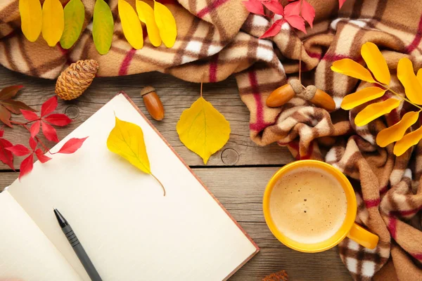 秋天或冬天的作文 一杯咖啡 秋天干枯的叶子 灰色背景的羊角面包 — 图库照片