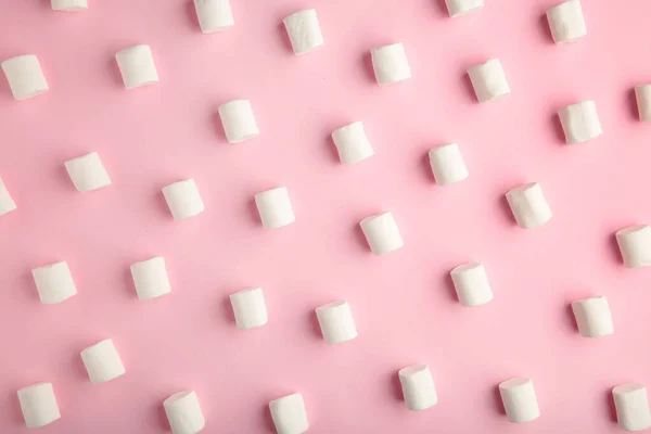 White Marshmallows Pink Background Top View — Stock Photo, Image