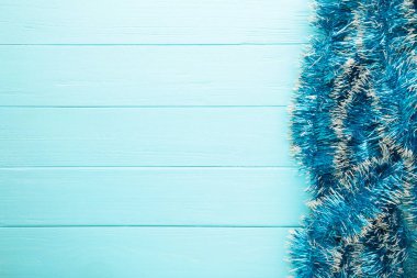 Mavi ahşap arka planda Noel mavisi süsler. Bunun kırpma yolu var. Üst görünüm.