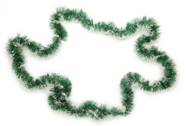 Beyaz arka planda izole edilmiş Noel yeşili süsler.