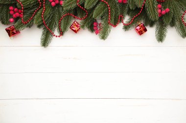 Gri arka planda Noel süsleri olan bir Noel çerçevesi. Üst görünüm