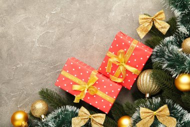 Altın madalyalarla ve gri beton arka planda hediye kutusuyla Noel arkaplanı. Üst görünüm.