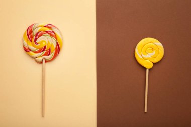 Kahverengi çocuklar için iki renkli lolipop. Üst görünüm