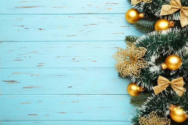 Mavi arka planda altın madalyaları olan bir Noel arkaplanı. Üst görünüm.